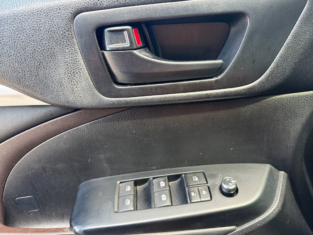 Used 2018 Toyota Highlander Plus FWD image 11