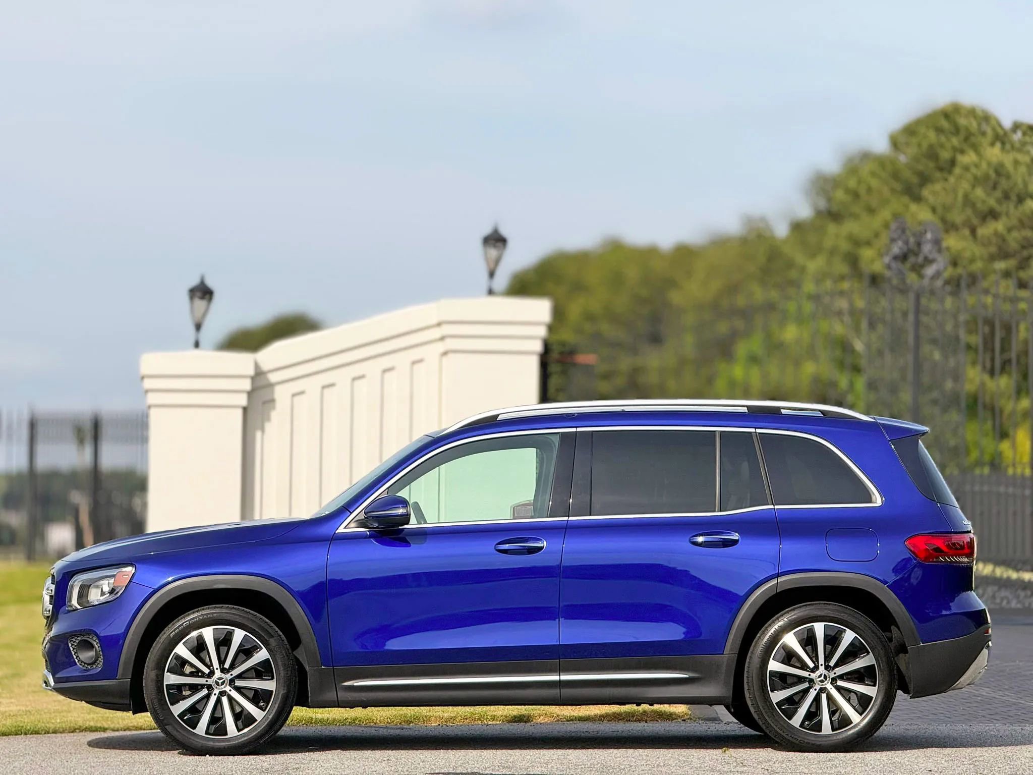 Used 2021 Mercedes-Benz GLB 250 4MATIC w/ Premium Package image 7