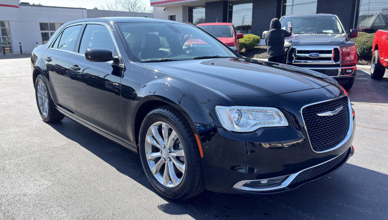 Used 2015 Chrysler 300 Limited w/ Driver Convenience Group image 2