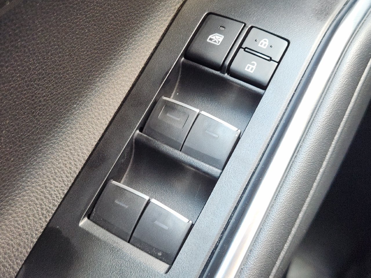 Used 2024 Toyota Highlander Limited FWD image 19