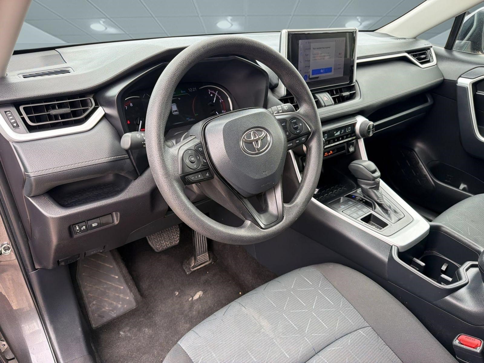 Used 2025 Toyota RAV4 XLE AWD/4WD image 4