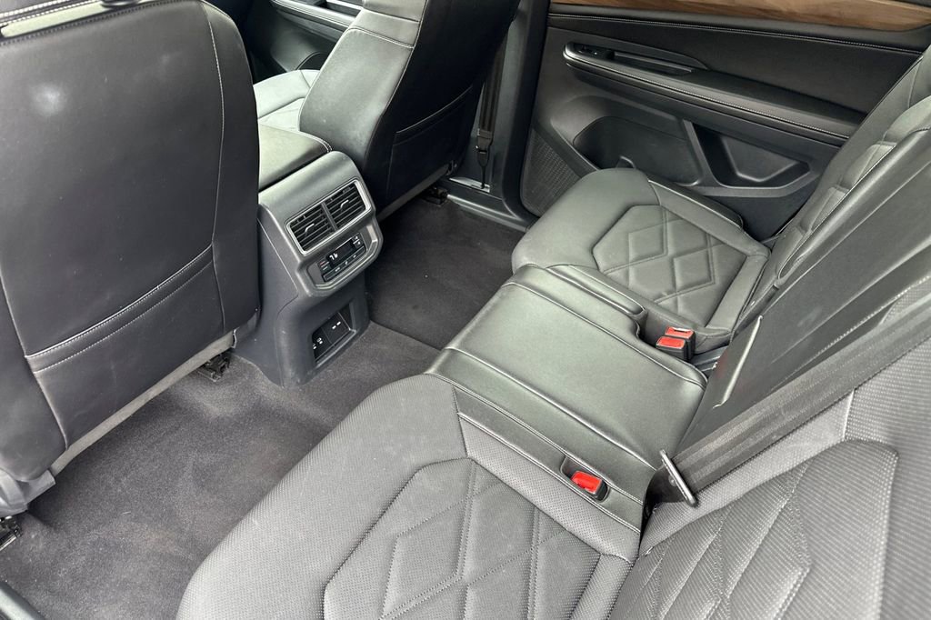 Used 2024 Volkswagen Atlas SE AWD/4WD image 12