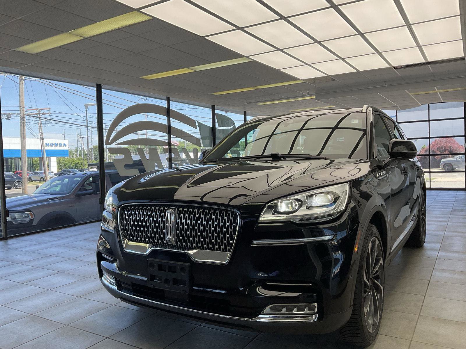 Used 2021 Lincoln Aviator Reserve w/ Equipment Group 202A AWD/4WD image 3