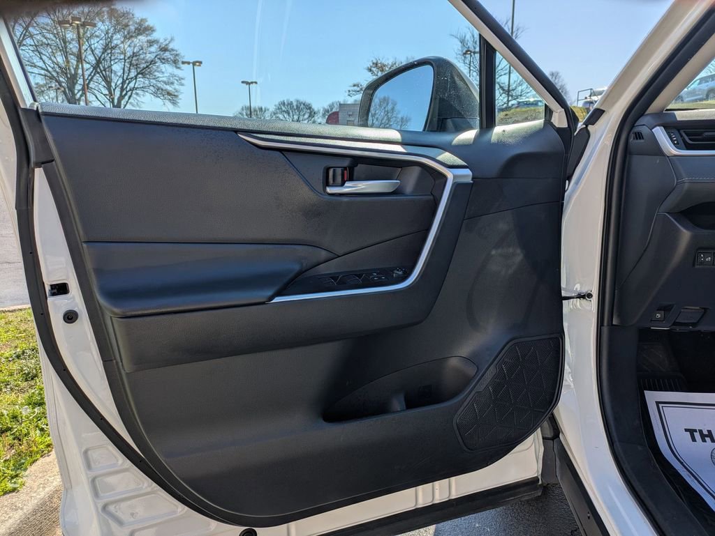 Used 2025 Toyota RAV4 XLE AWD/4WD image 11