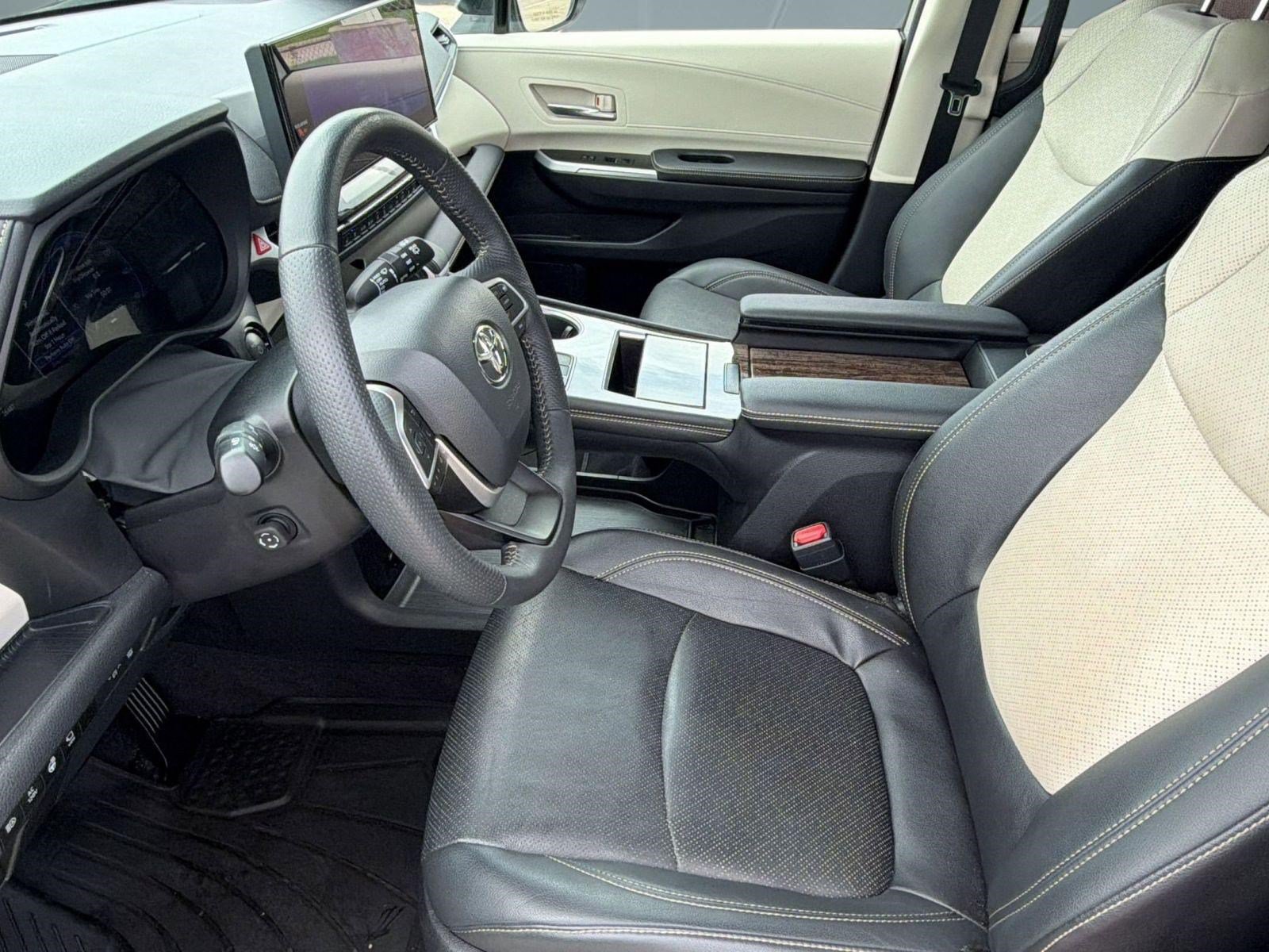 Used 2025 Toyota Sienna Platinum FWD image 22