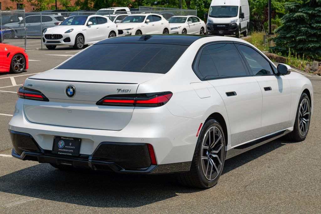 Used 2024 BMW 740i xDrive w/ Premium Package 2 AWD/4WD image 7