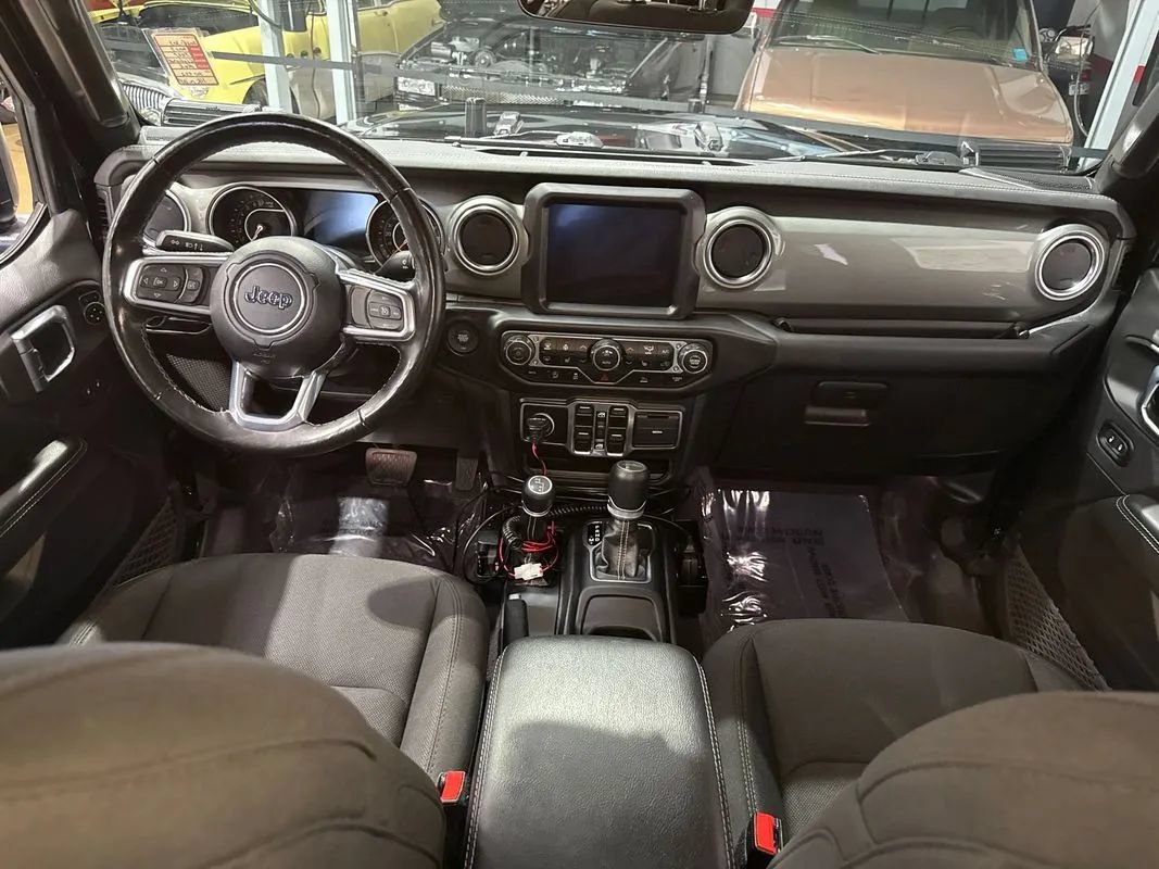 Used 2023 Jeep Gladiator Overland w/ Cold Weather Group AWD/4WD image 12