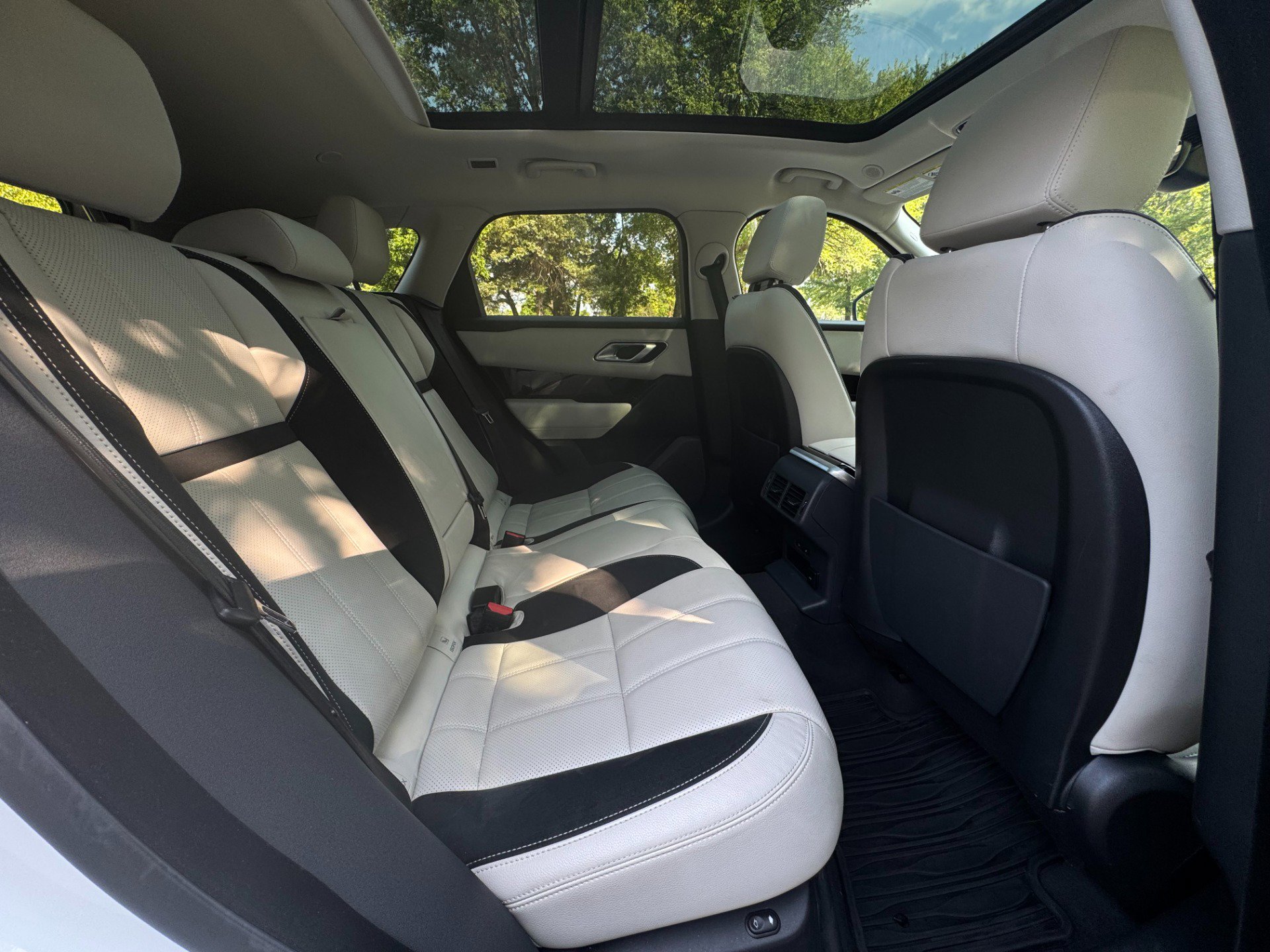 Used 2023 Land Rover Range Rover Velar R-Dynamic S image 35