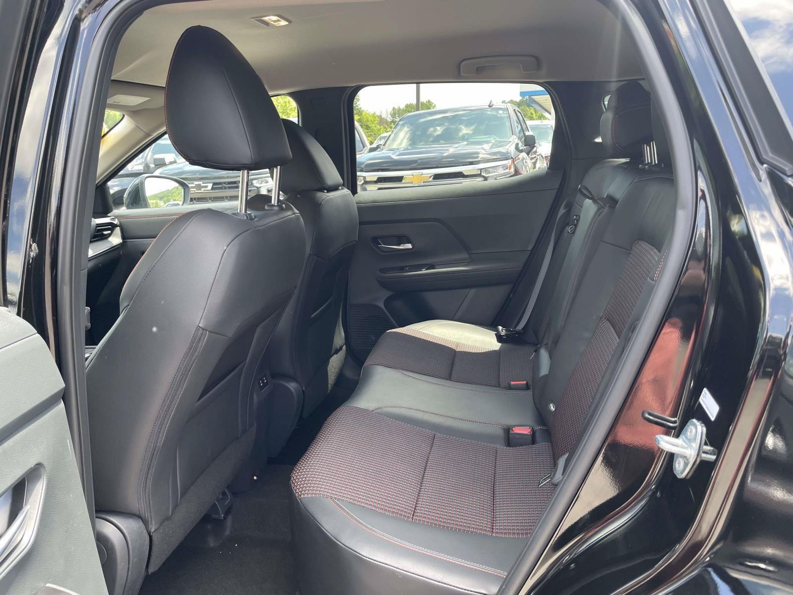Used 2025 Nissan Kicks SR FWD image 3