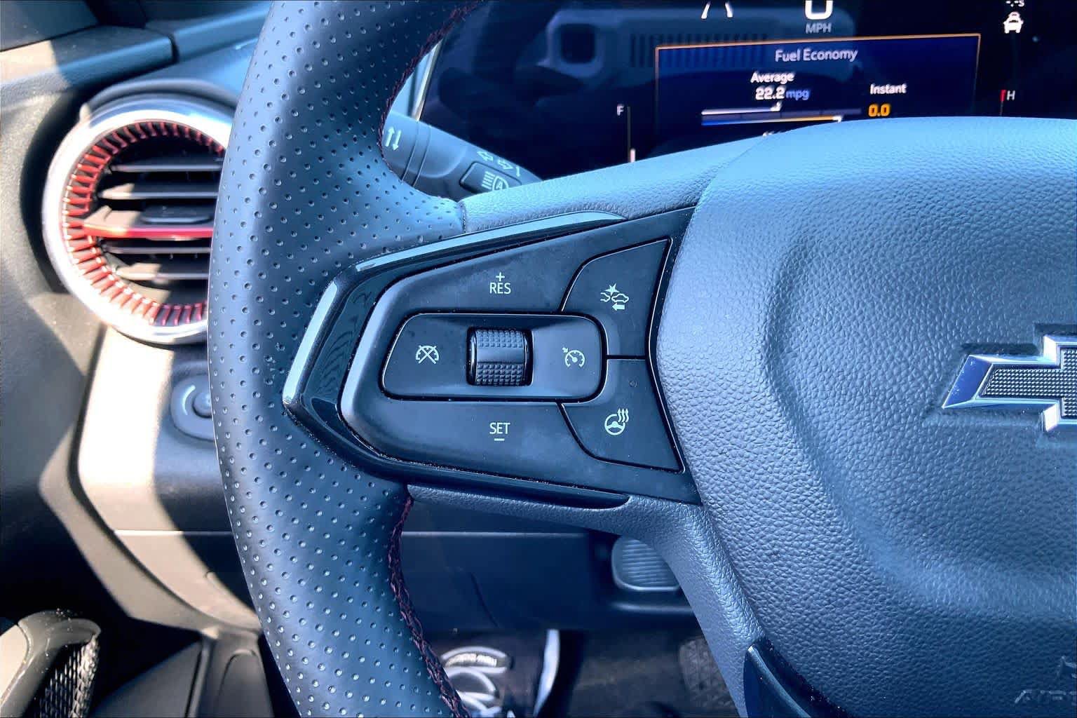 Used 2025 Chevrolet Trax RS FWD image 24