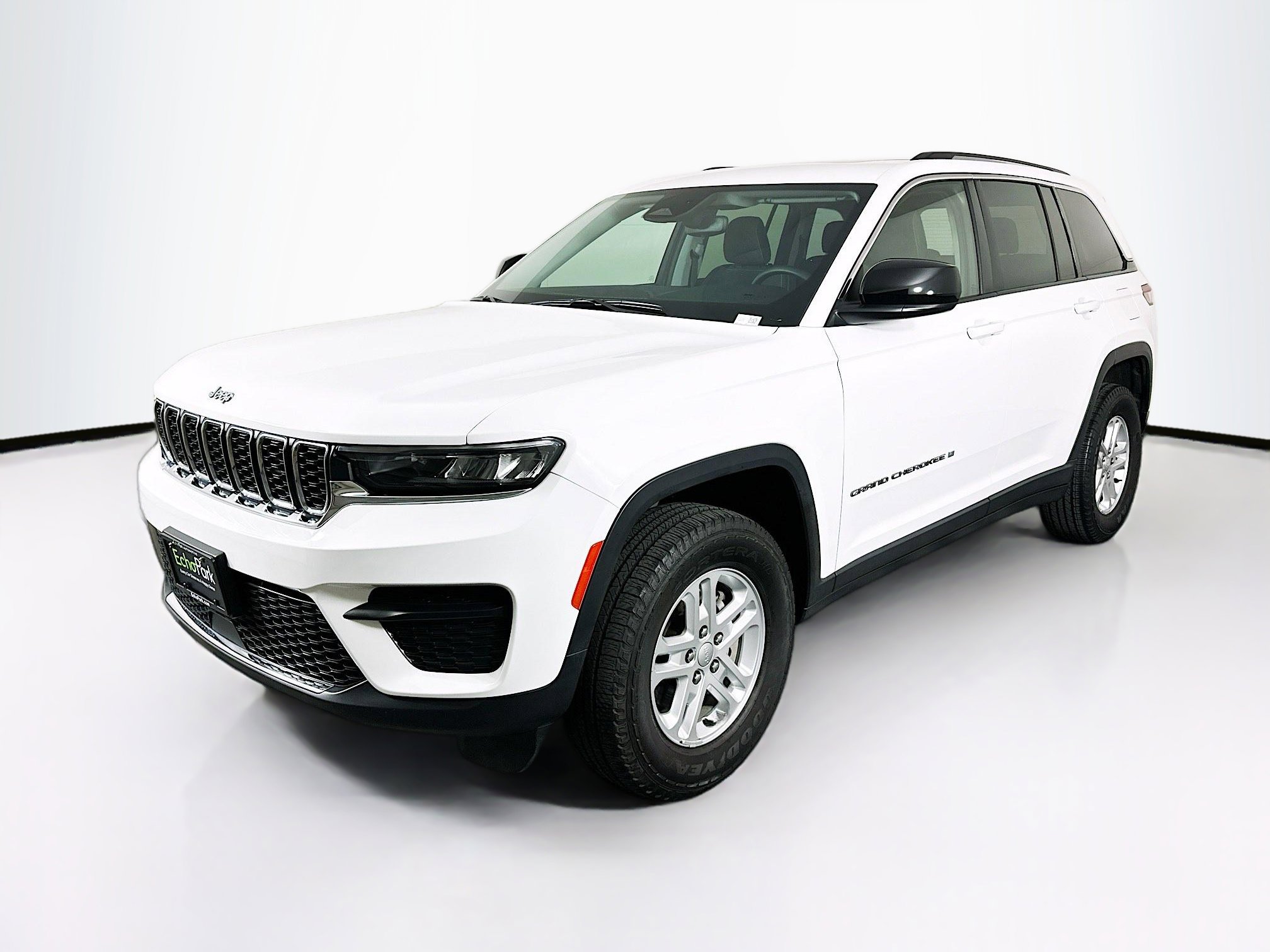 Used 2023 Jeep Grand Cherokee Laredo w/ Luxury Tech Group I AWD/4WD image 3