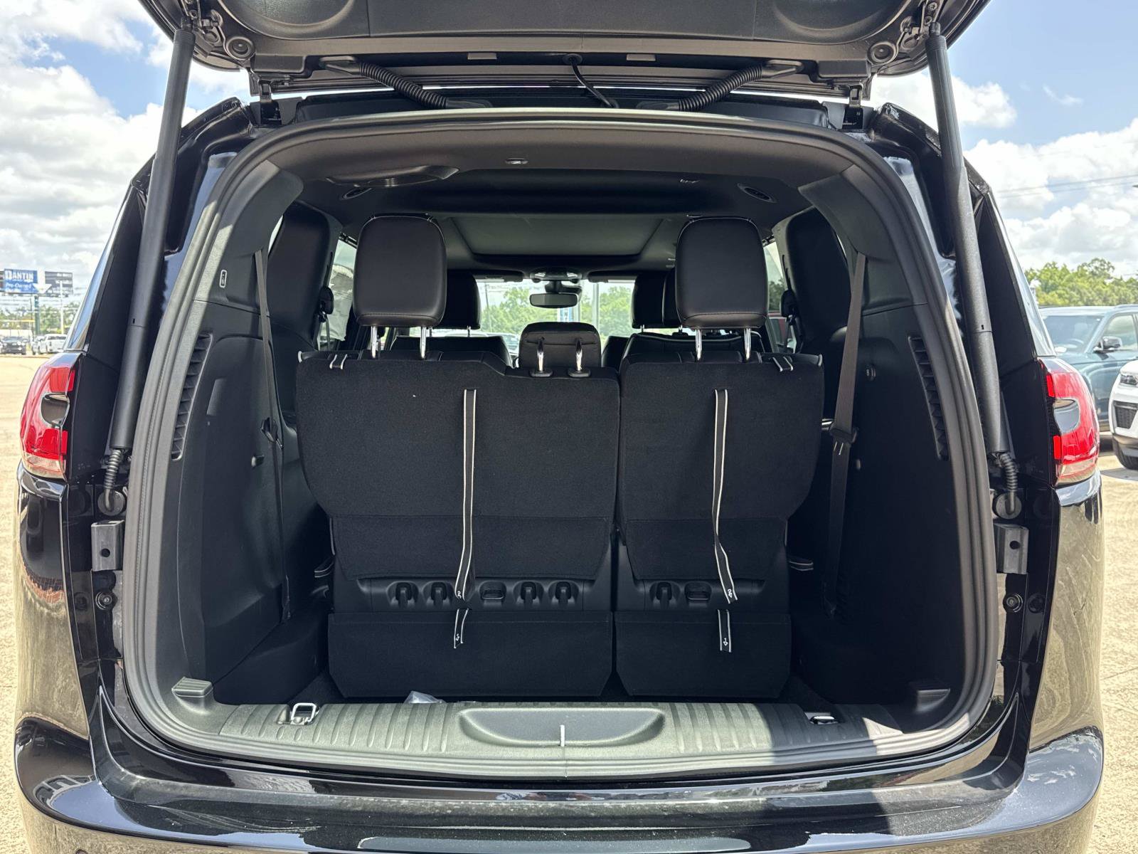 New 2027 Chrysler Pacifica Limited FWD image 6
