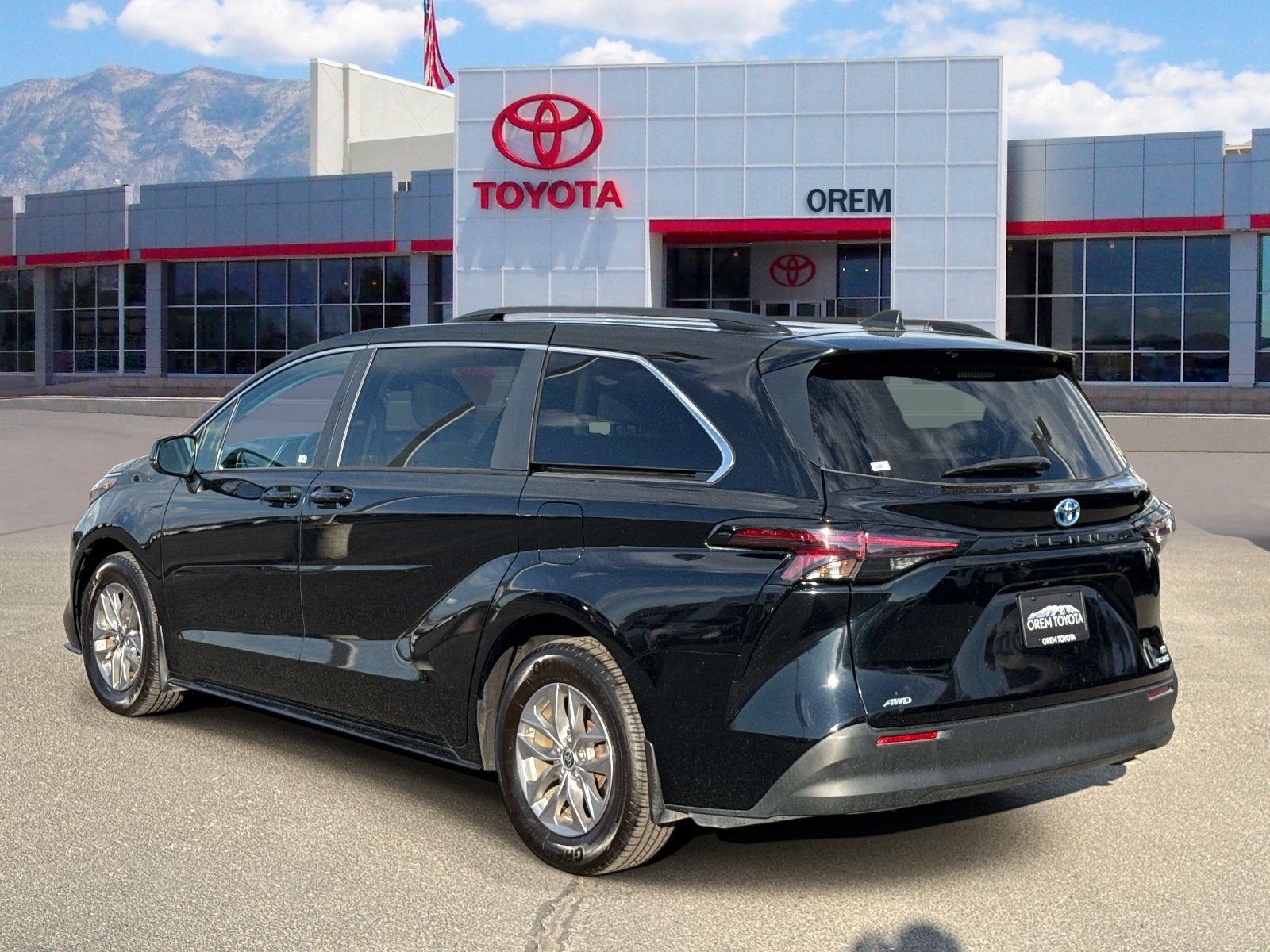 Used 2024 Toyota Sienna LE w/ LE Plus Package AWD/4WD image 5