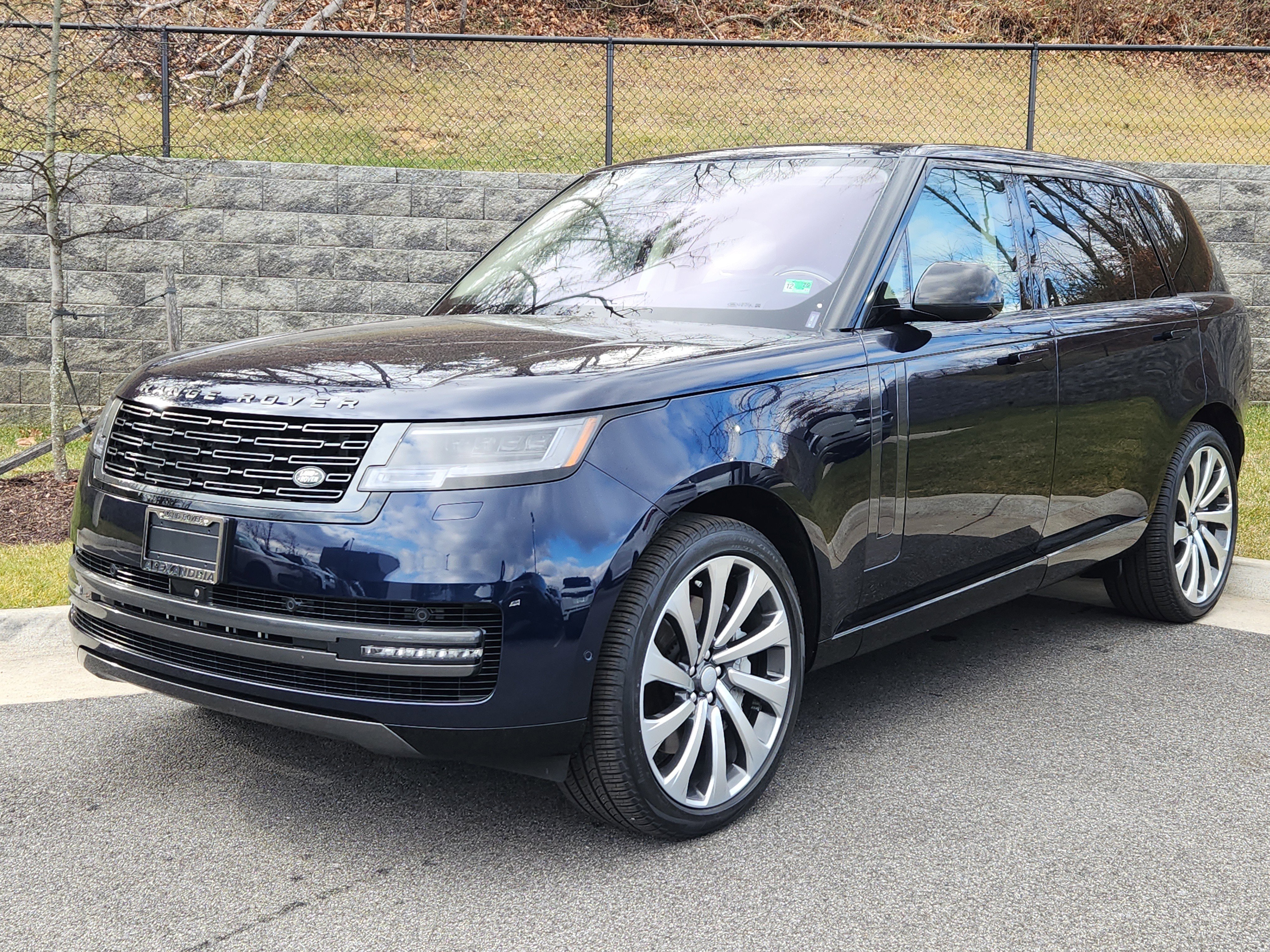 Used 2023 Land Rover Range Rover Long Wheelbase SE image 2