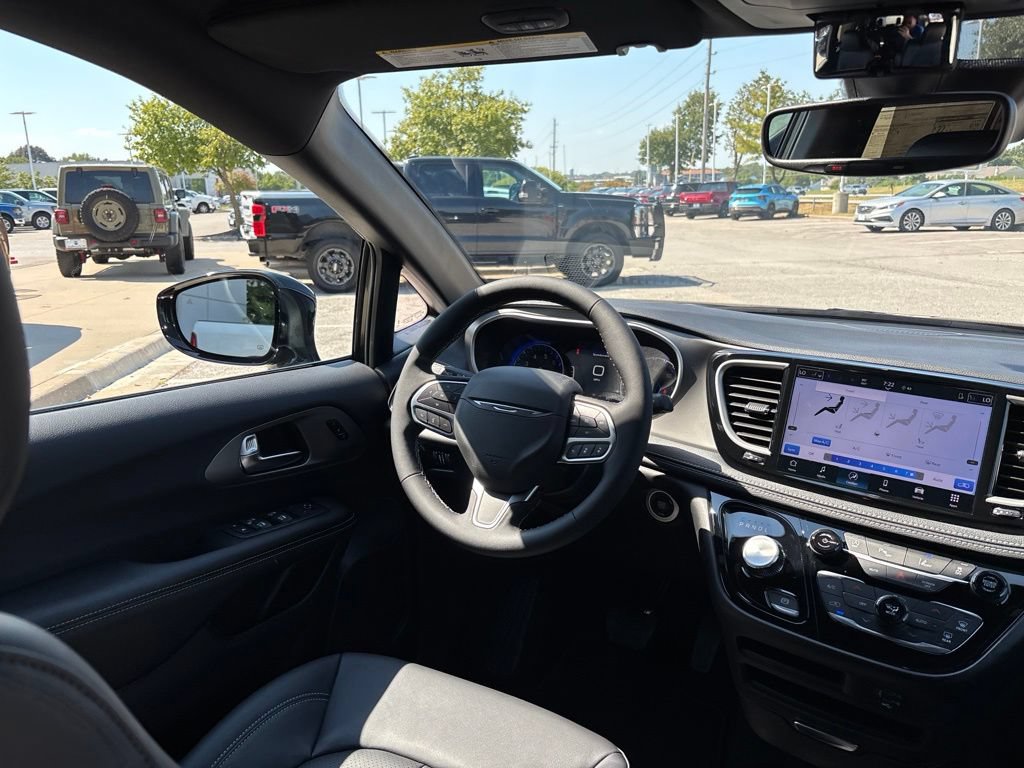 New 2027 Chrysler Pacifica Select FWD image 24