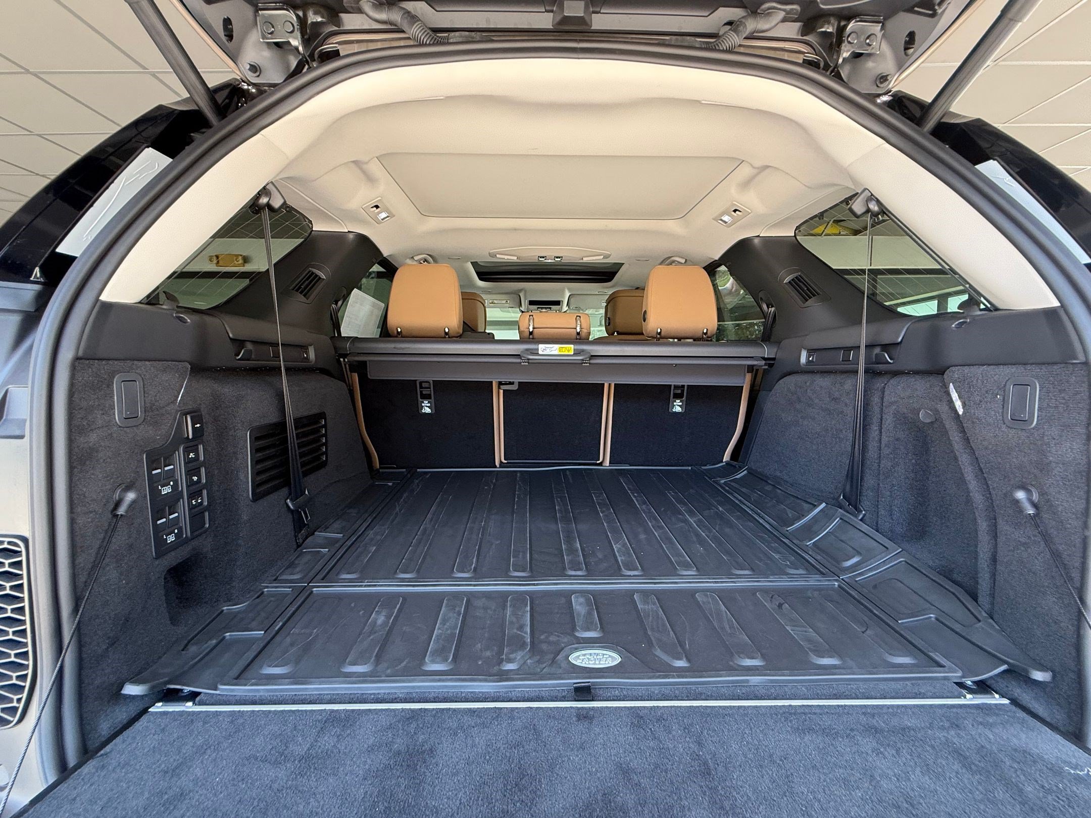 New 2026 Land Rover Discovery Limited Edition AWD/4WD image 25