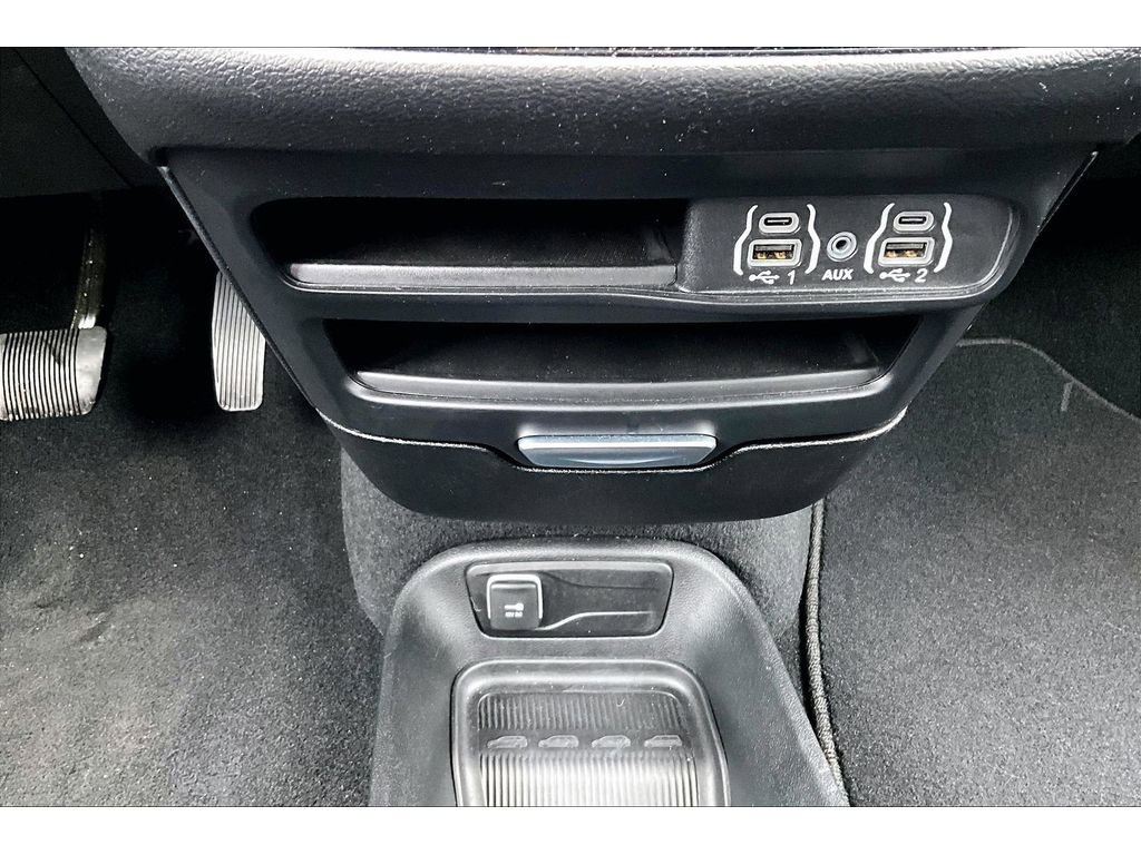 Used 2025 Chrysler Pacifica Select image 30