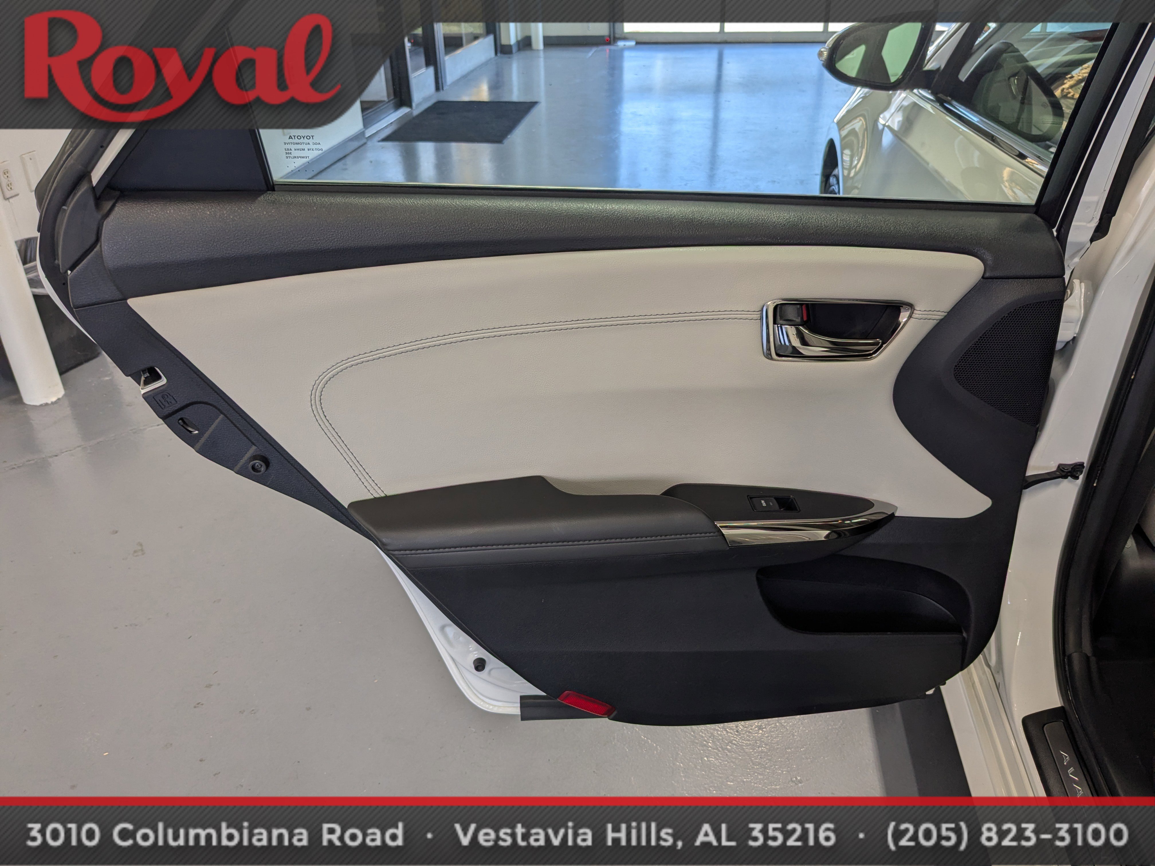 Used 2016 Toyota Avalon Limited image 12