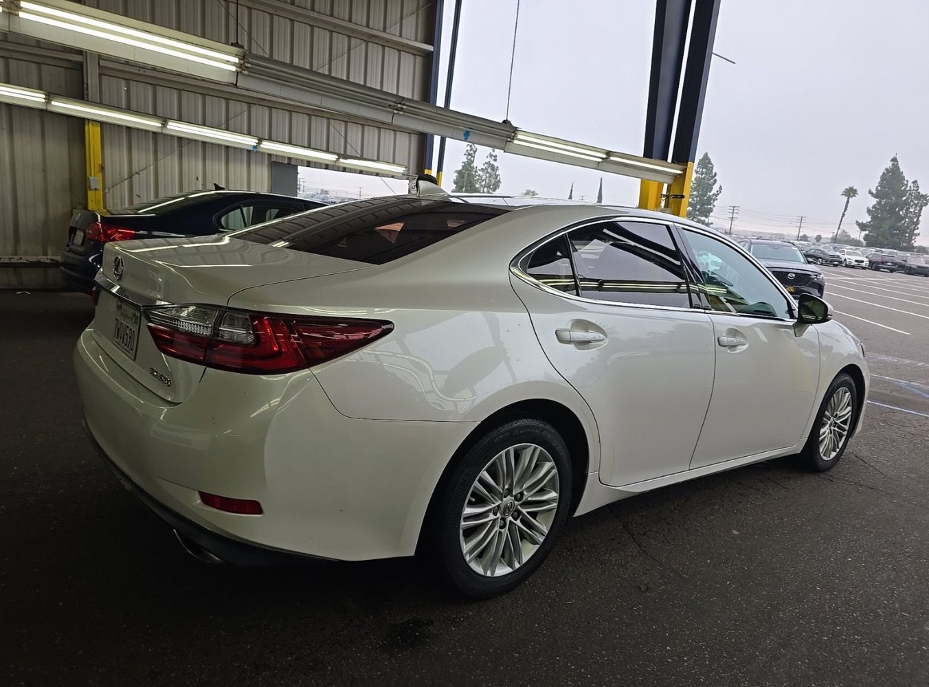 Used 2017 Lexus ES 350 w/ Accessory Package FWD image 4