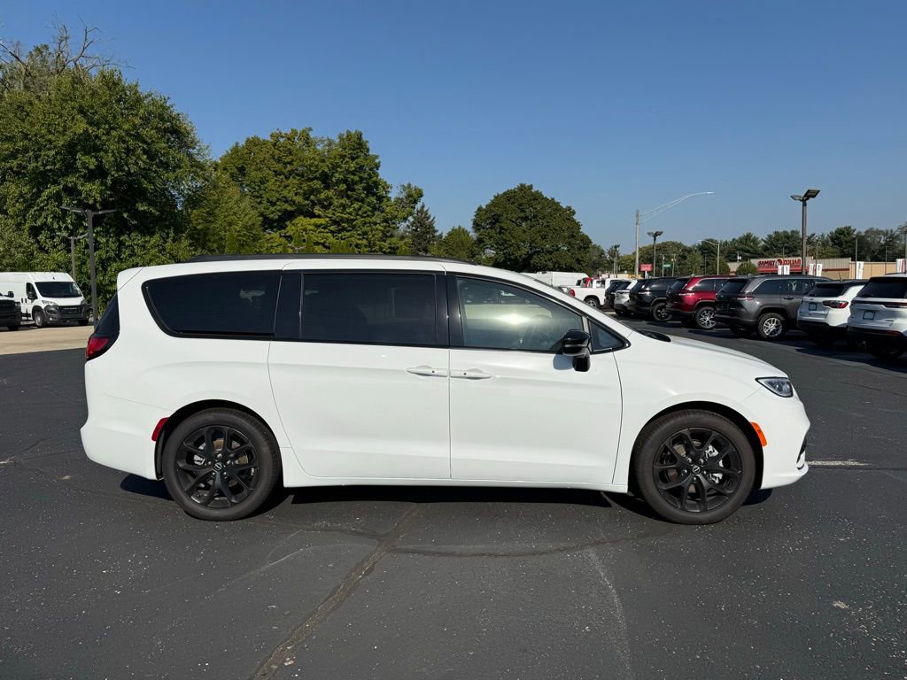 New 2025 Chrysler Pacifica Limited image 8