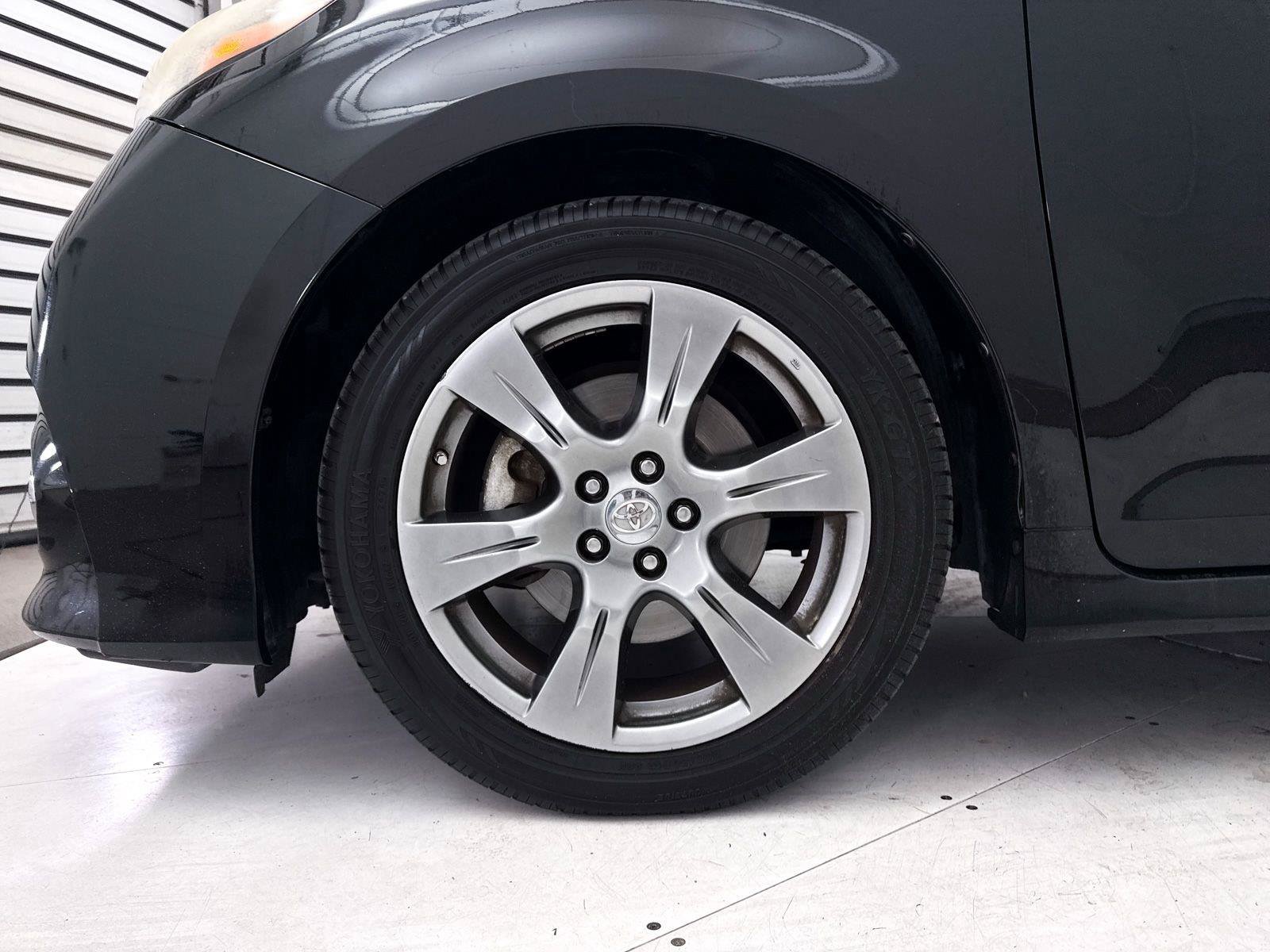 Used 2017 Toyota Sienna SE Premium FWD image 4