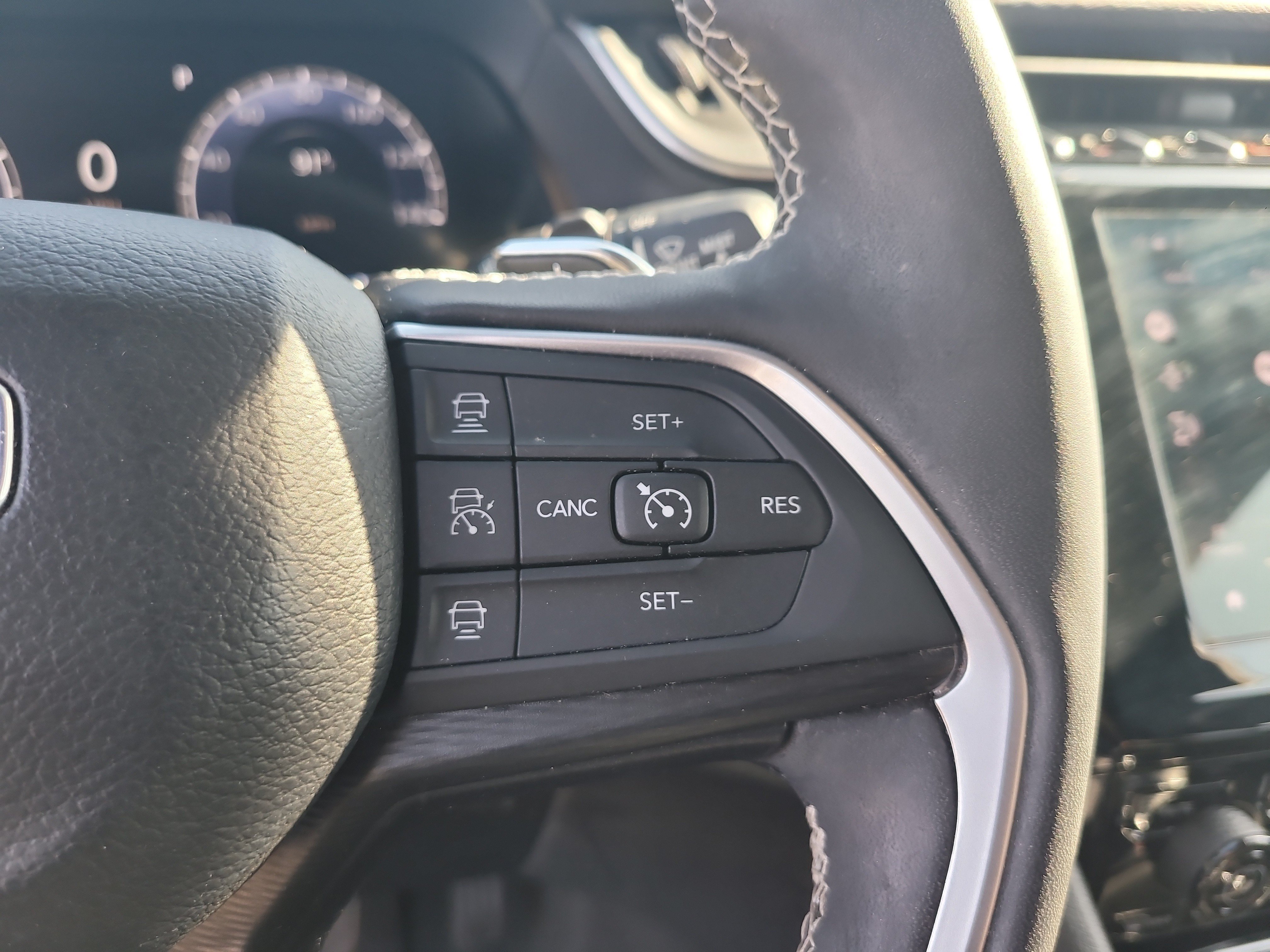 Used 2024 Jeep Grand Cherokee Altitude RWD image 30