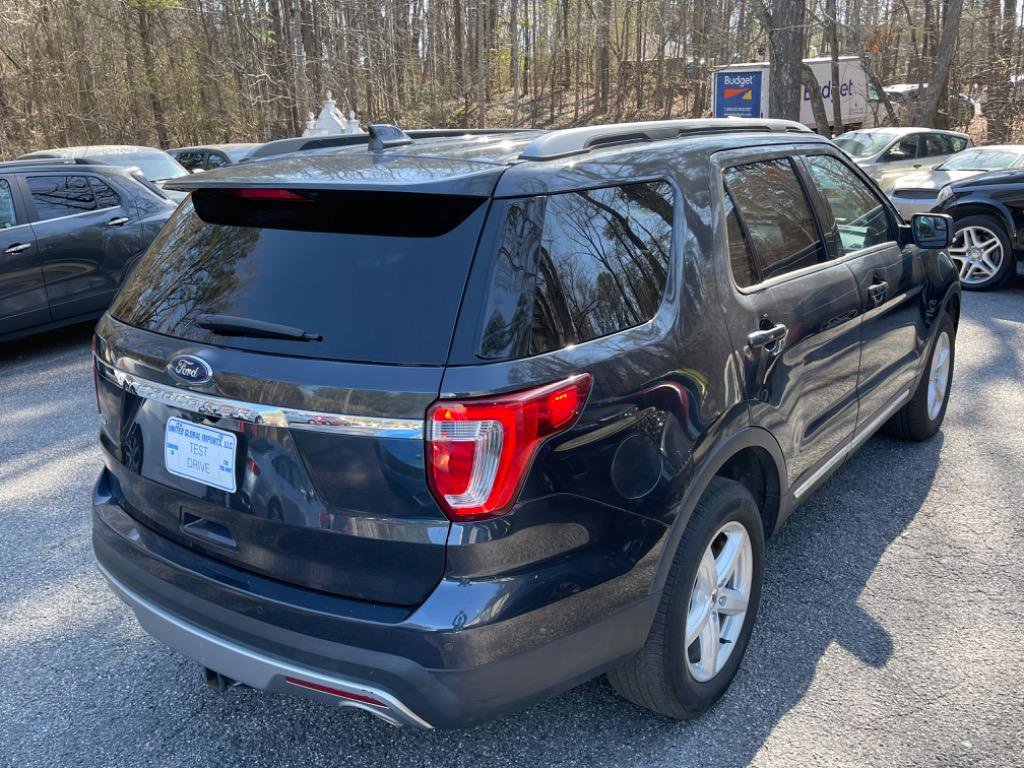 Used 2017 Ford Explorer XLT w/ Equipment Group 201A AWD/4WD image 9