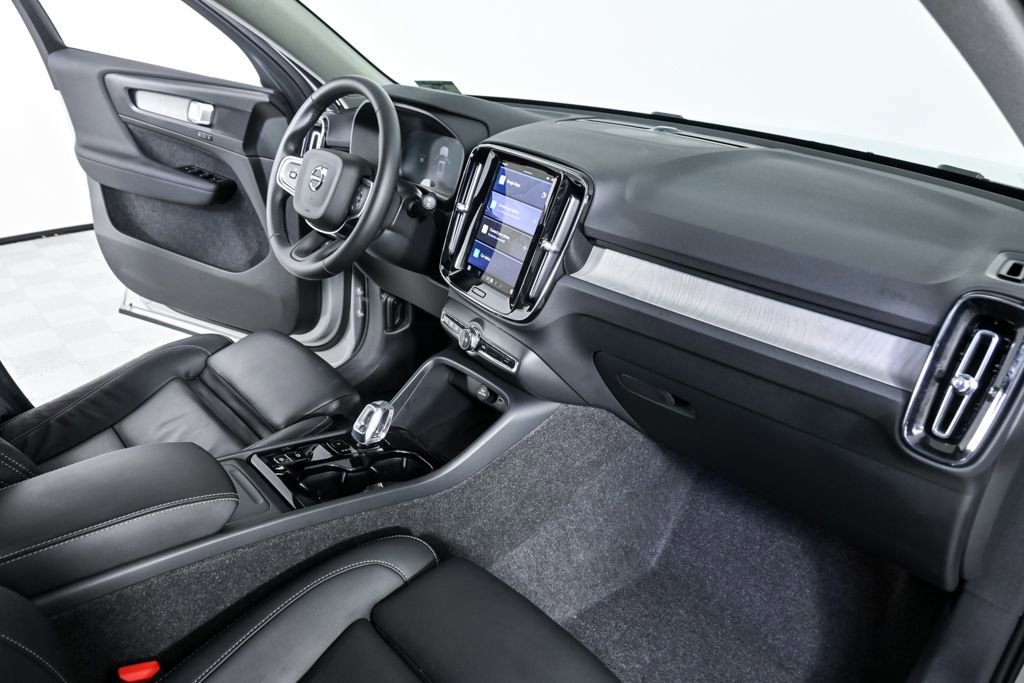 Certified 2025 Volvo XC40 B5 Plus image 24