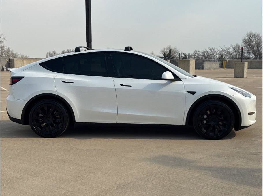 Used 2021 Tesla Model Y Long Range image 9