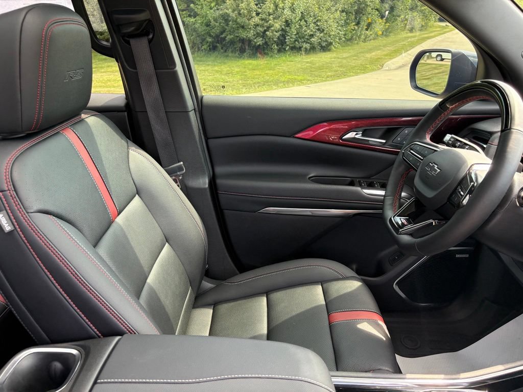 Used 2025 Chevrolet Traverse RS w/ LPO, Floor Liner Package FWD image 43
