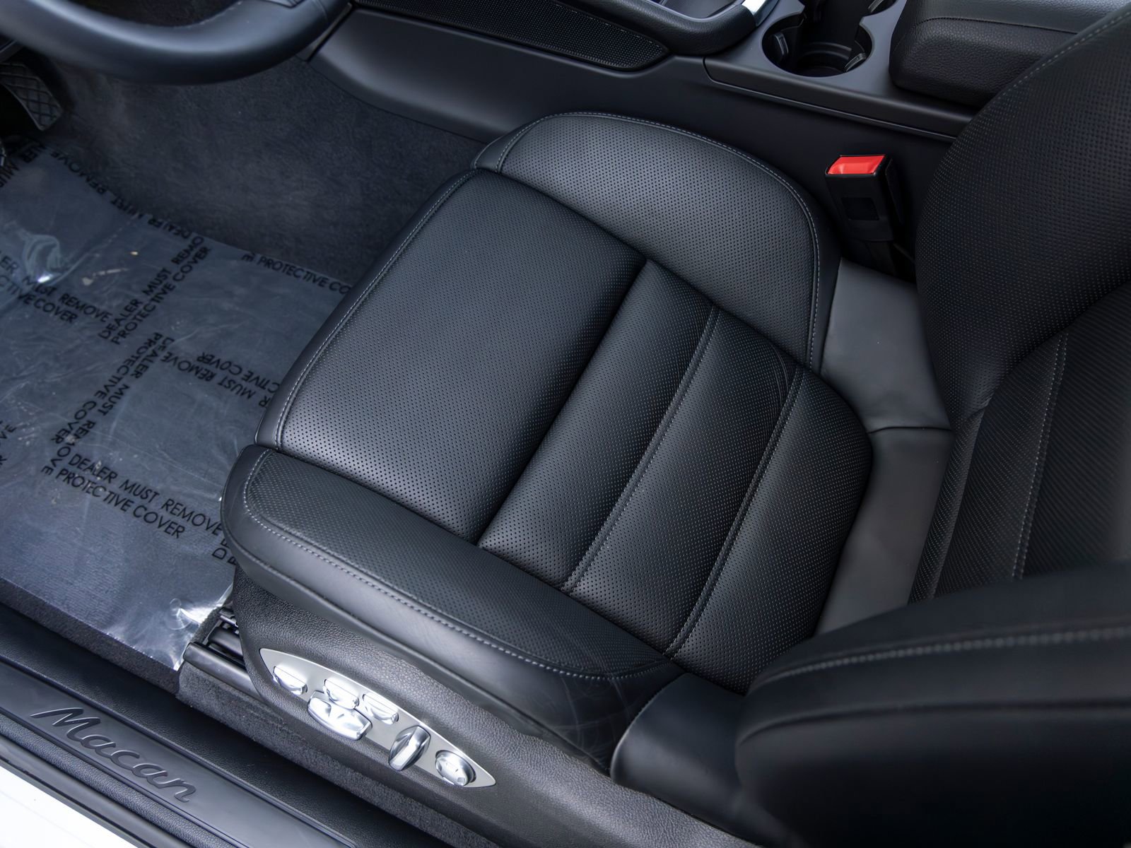 Certified 2025 Porsche Macan AWD/4WD image 26