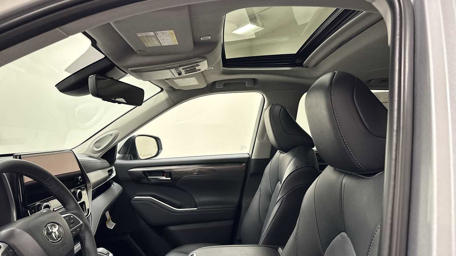 New 2025 Toyota Highlander Limited image 24