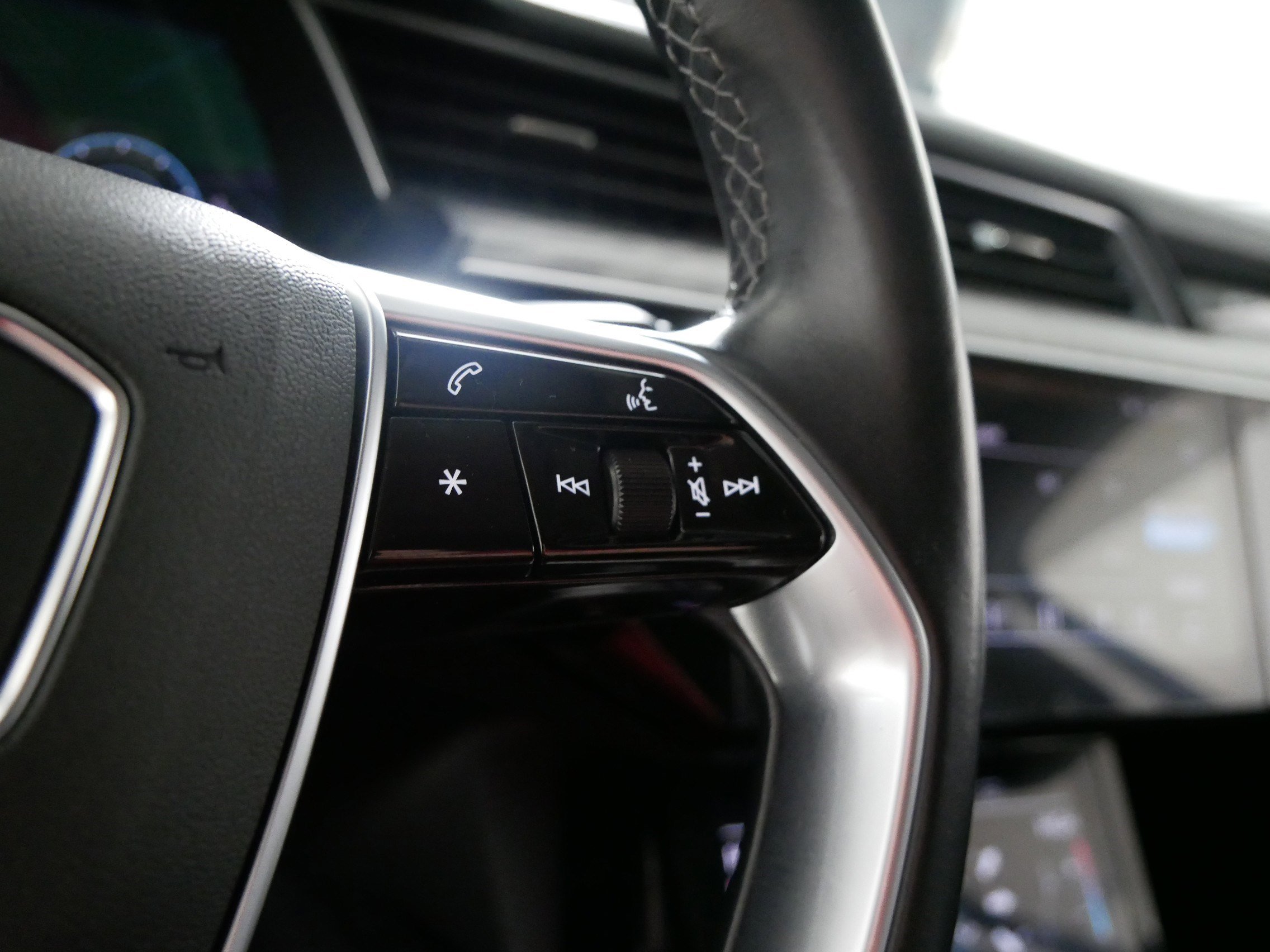 Used 2021 Audi e-tron Premium w/ Towing Package image 28