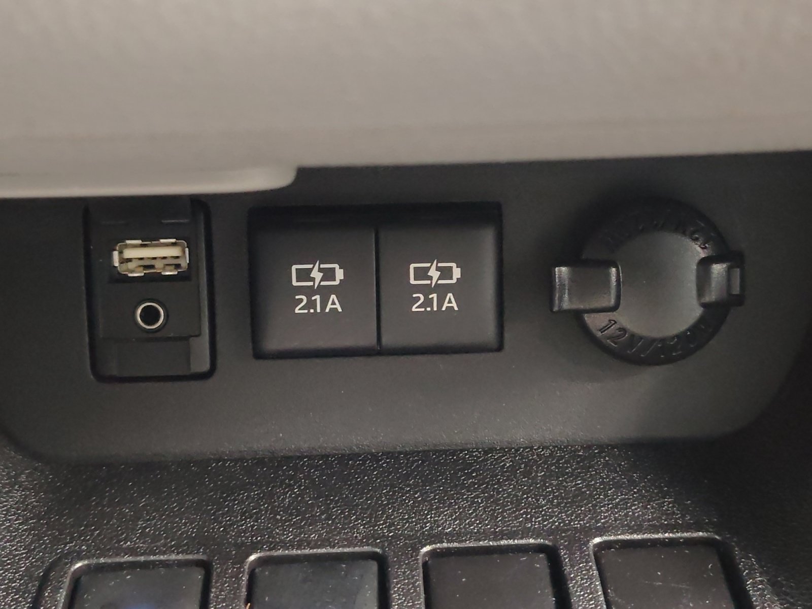 Used 2017 Toyota Highlander LE FWD image 19