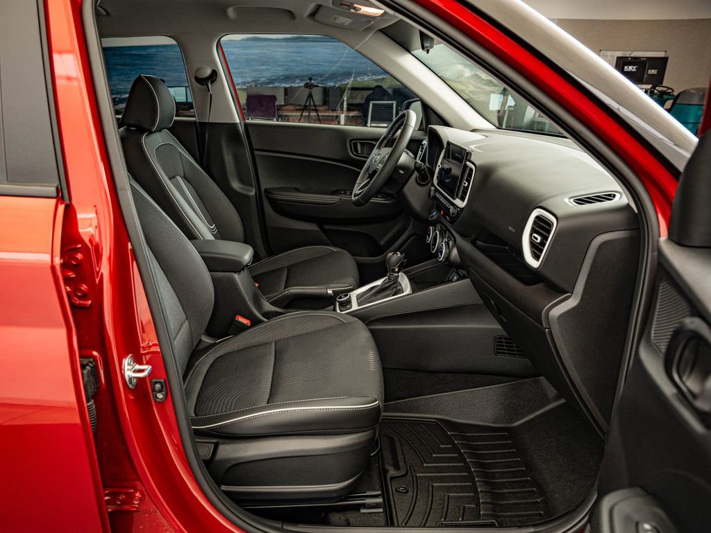 Used 2025 Hyundai Venue Limited FWD image 33