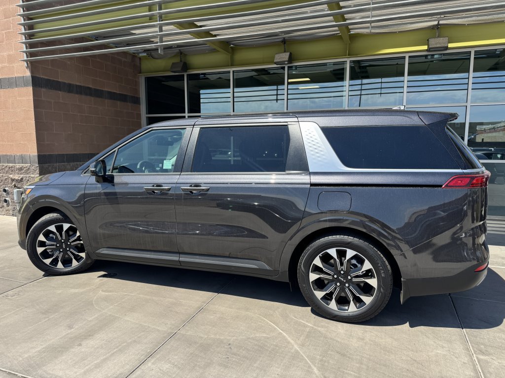 Used 2024 Kia Carnival EX FWD image 5