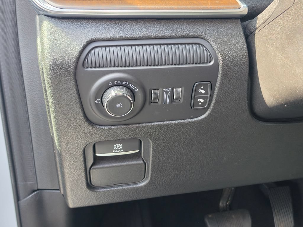 Used 2025 Jeep Grand Wagoneer 4WD w/ 8-Passenger Seating Package image 15