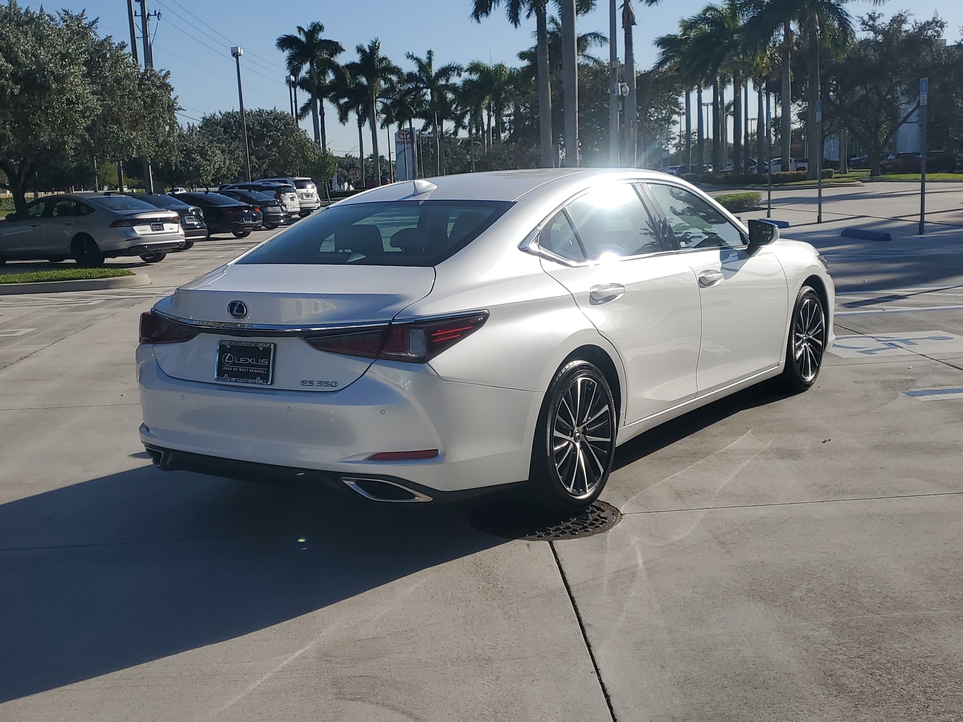 Used 2025 Lexus ES 350 w/ Premium Package image 10