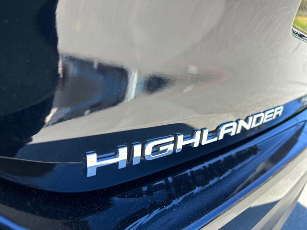 Used 2022 Toyota Highlander XLE AWD/4WD image 32