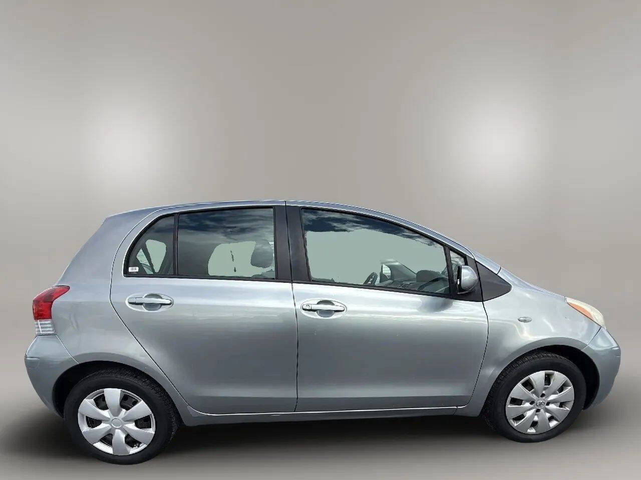 Used 2010 Toyota Yaris 4-Door Hatchback image 8