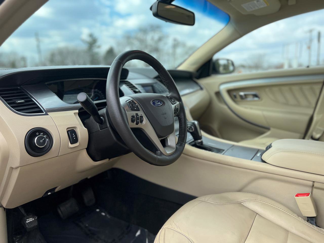 Used 2017 Ford Taurus SEL FWD image 16