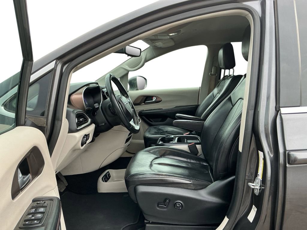 Used 2018 Chrysler Pacifica Touring-L FWD image 14