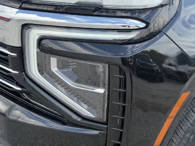 Used 2025 Chevrolet Suburban LT RWD image 13