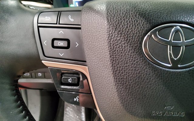 Used 2023 Toyota Crown Limited image 33