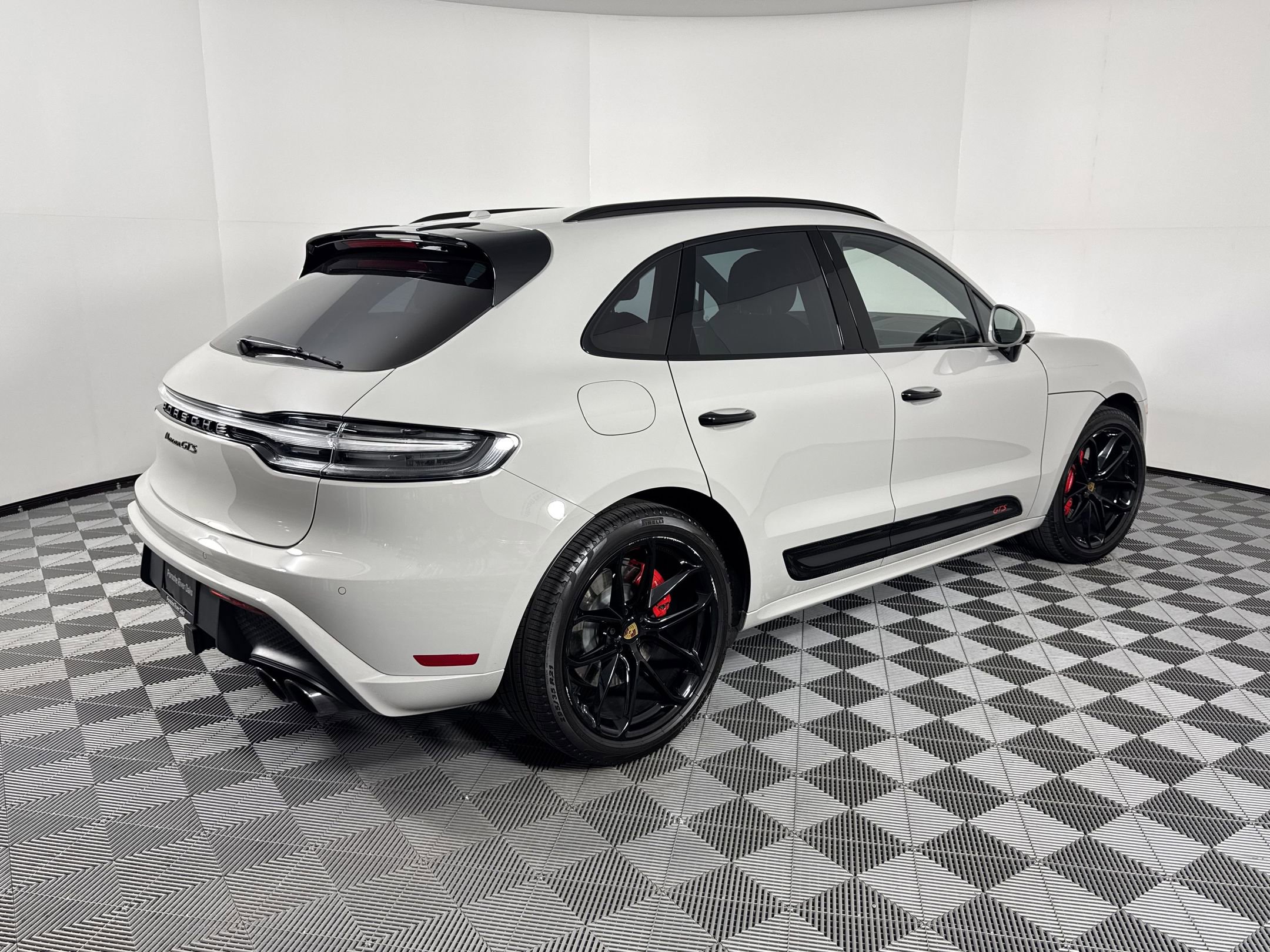 Certified 2025 Porsche Macan GTS image 9