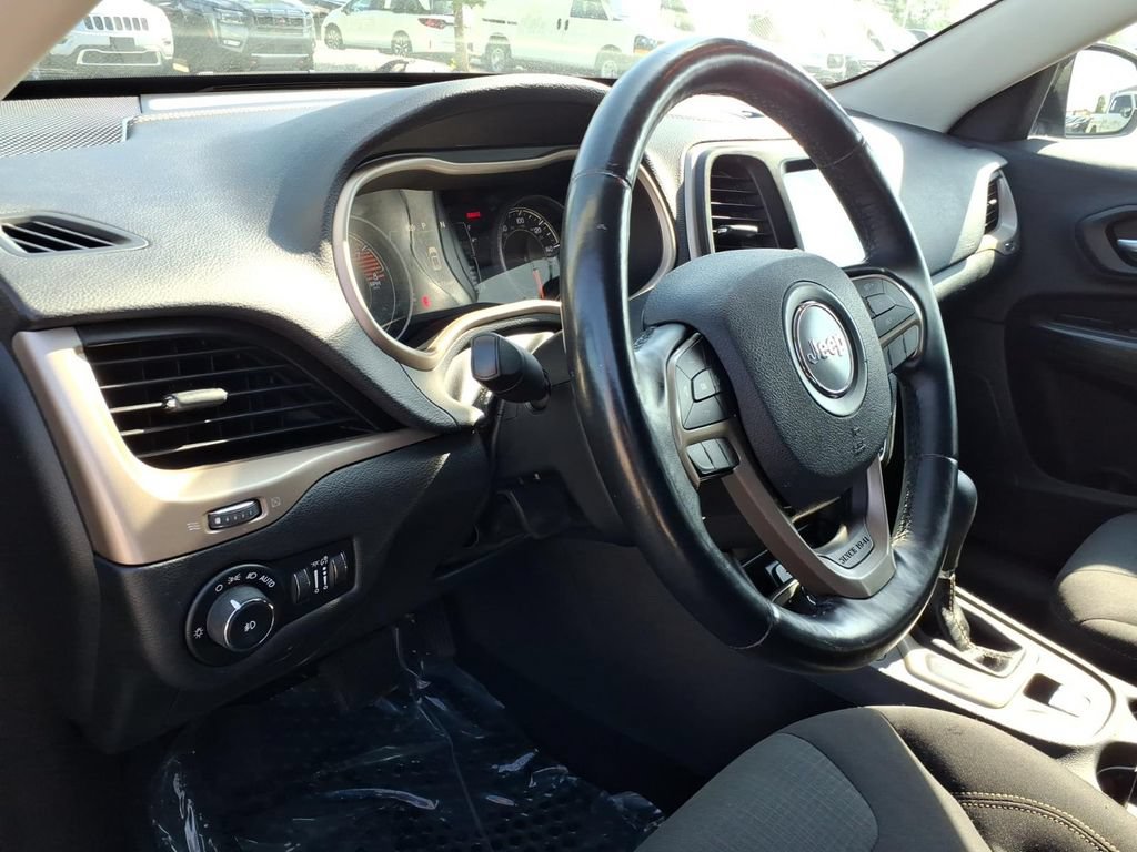 Used 2017 Jeep Cherokee Latitude w/ Cold Weather Group AWD/4WD image 17