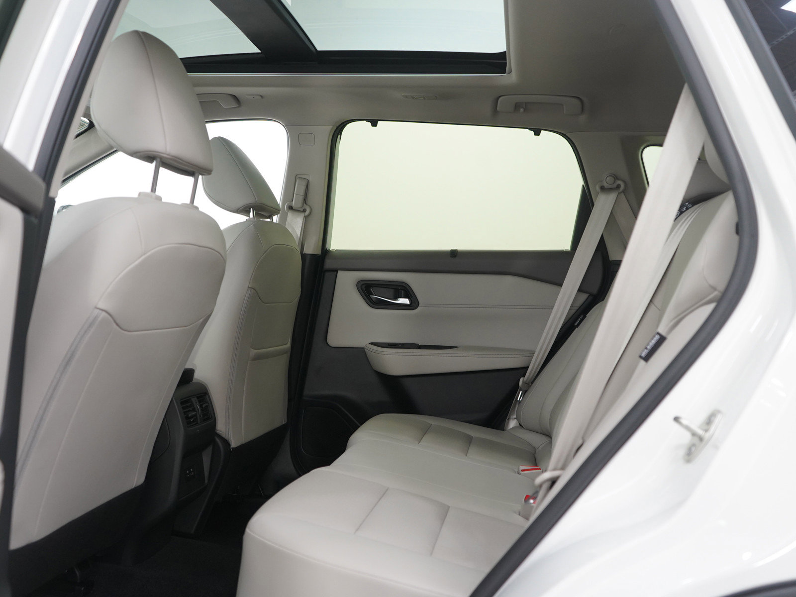 Used 2023 Nissan Rogue SV w/ SV Premium B Package image 18