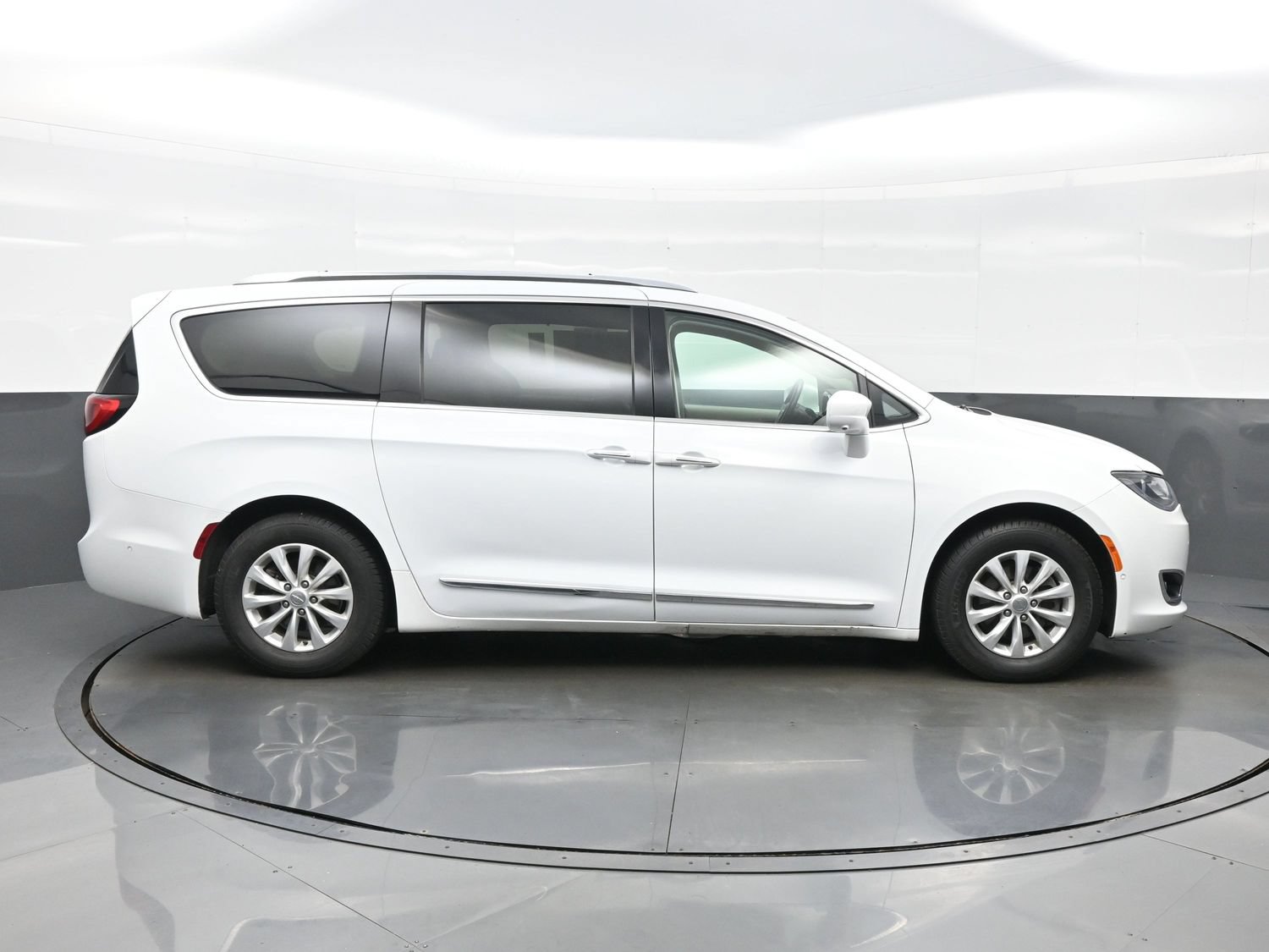 Used 2018 Chrysler Pacifica Touring-L Plus w/ Advanced Safetytec Group FWD image 7