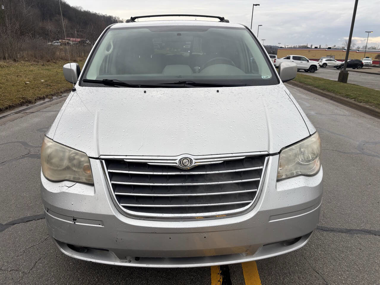 Used 2010 Chrysler Town & Country Touring image 2