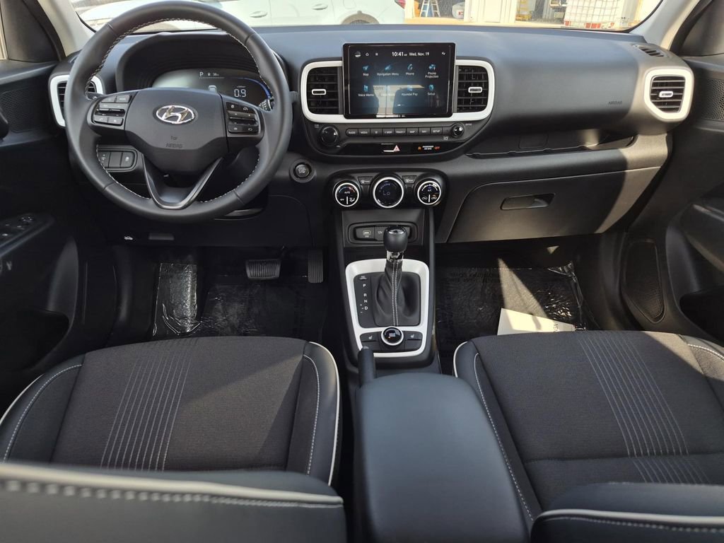 Used 2025 Hyundai Venue Limited image 15